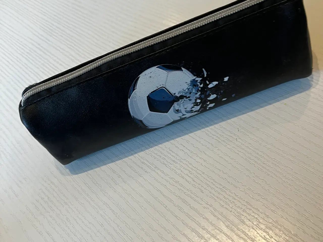 Billede 1 - Penalhus i sort med fodbold på