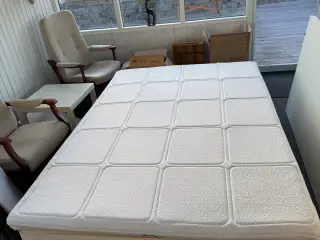 Flot boxmadras seng med memoryfoam topmadras