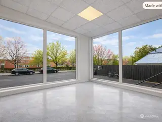 Butik. Klinik. showroom. lager - med Læsserampe Køkken, toiletter og mulighed for 25 kvm kontor.