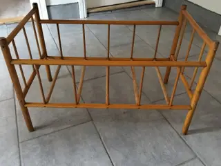 Dukkeseng Gammel uden madras og med patina.