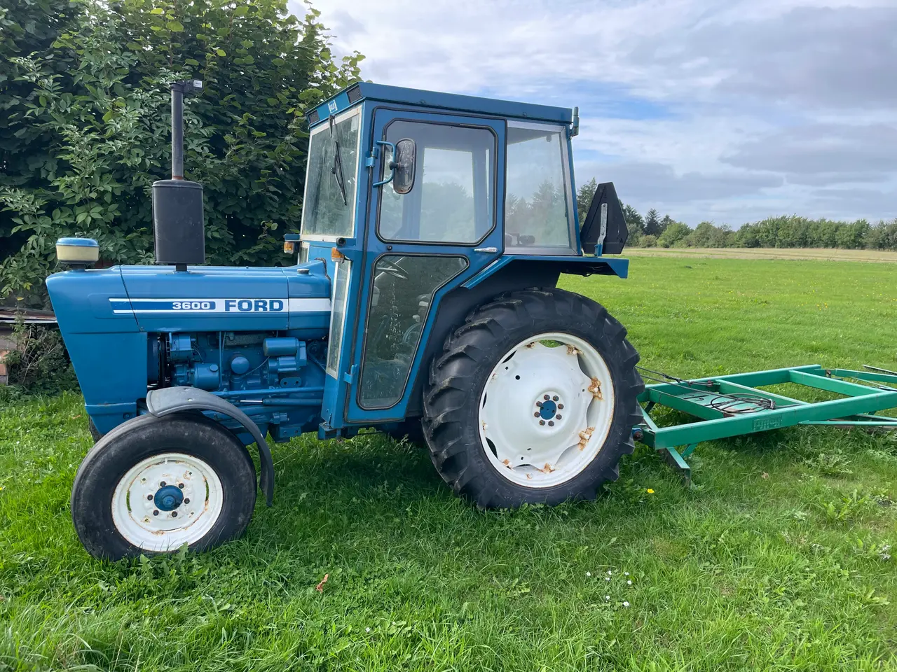 Billede 2 - FORD 3600 Traktor med vejhøvl og bagskovl (rød)