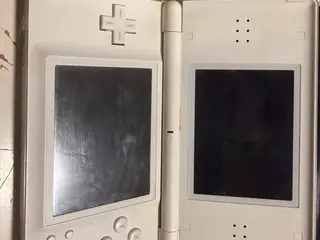 Nintendo DS Lite konsol i hvid og en i sort.