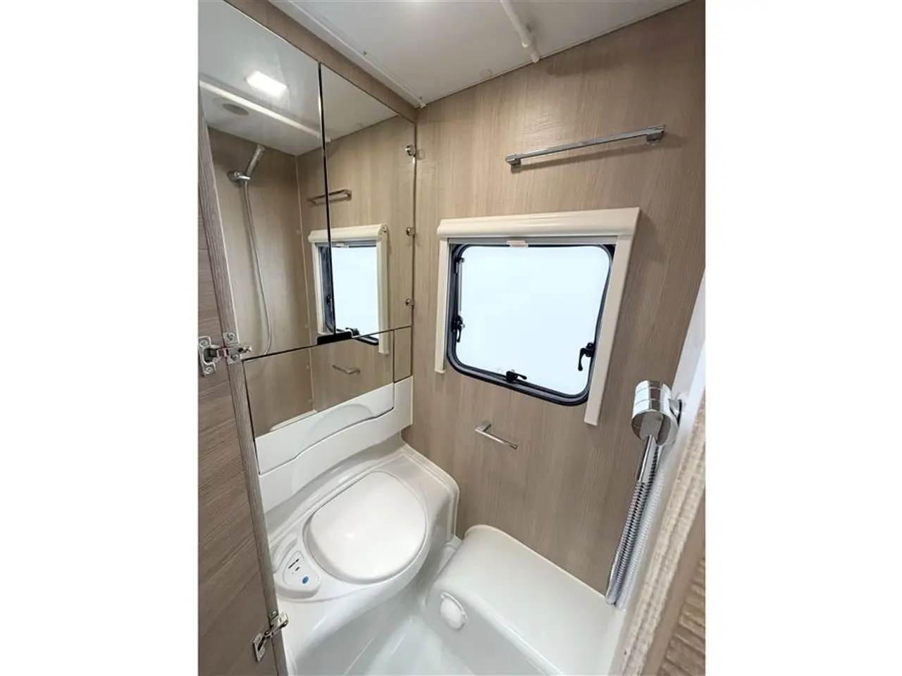 Billede 14 - 2020 - Adria Adora 593 UP Queensbed-Gulvtemperering-Ambientebelysning-Panorama