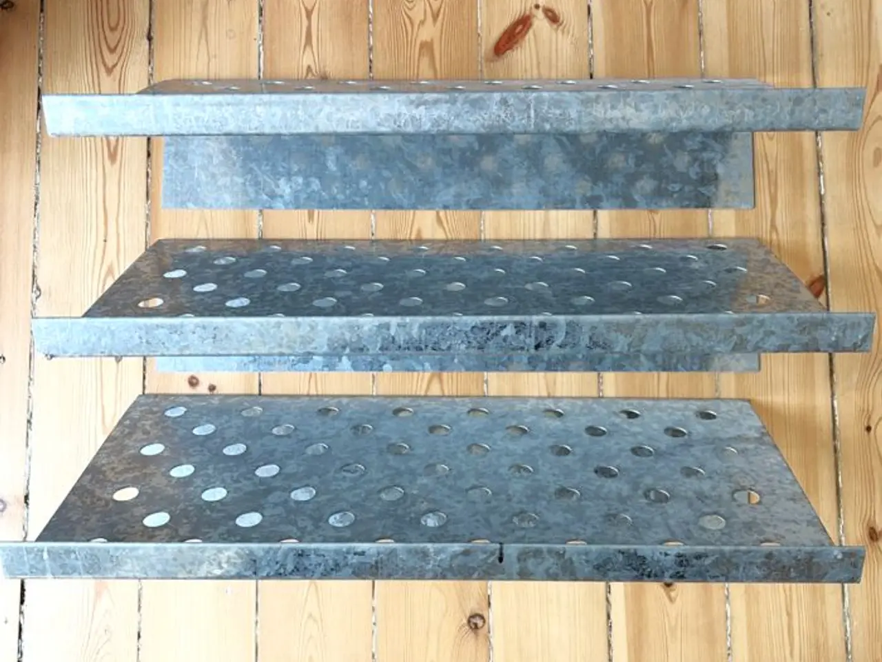 Billede 1 - 3 skohylder i metal fra IKEA.