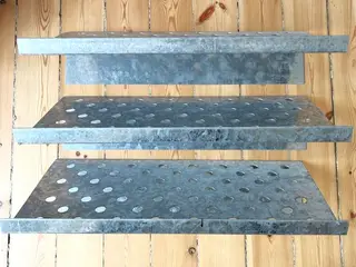 3 skohylder i metal fra IKEA.