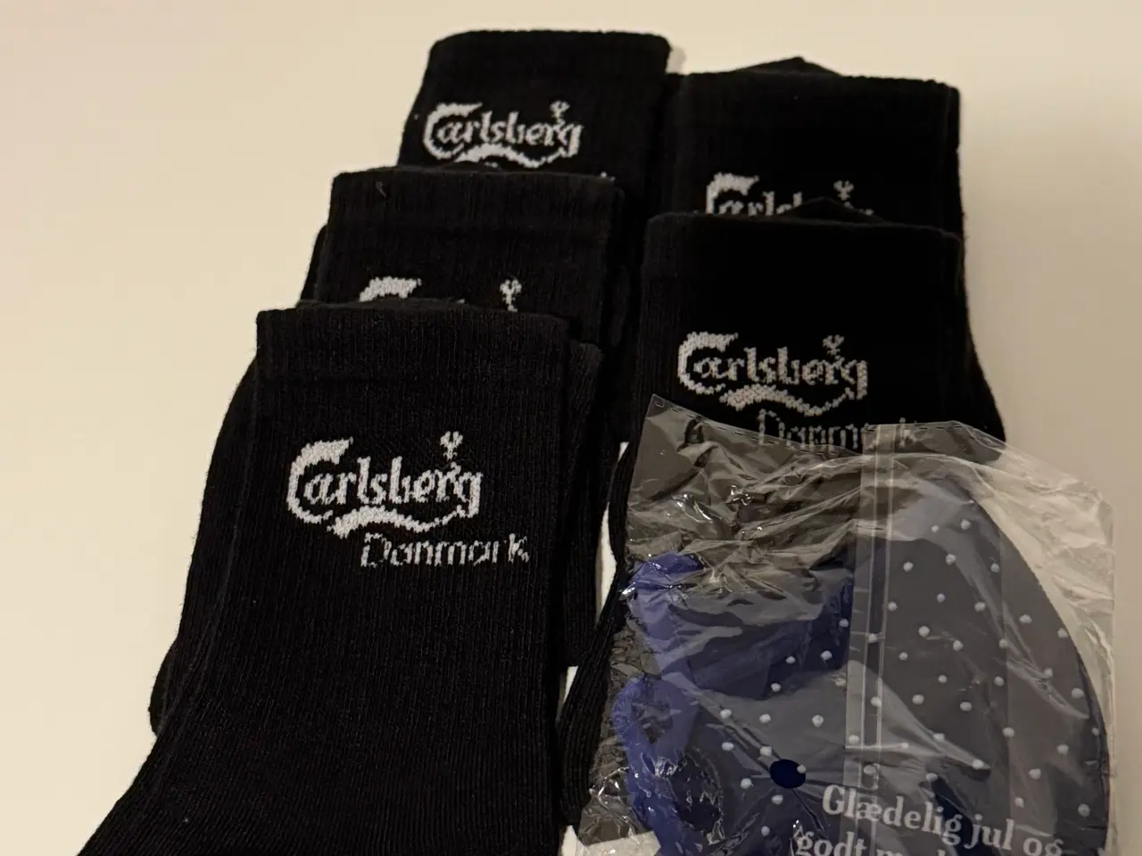 Billede 9 - Fem par sorte Carlsberg strømper og J-dag mundbind