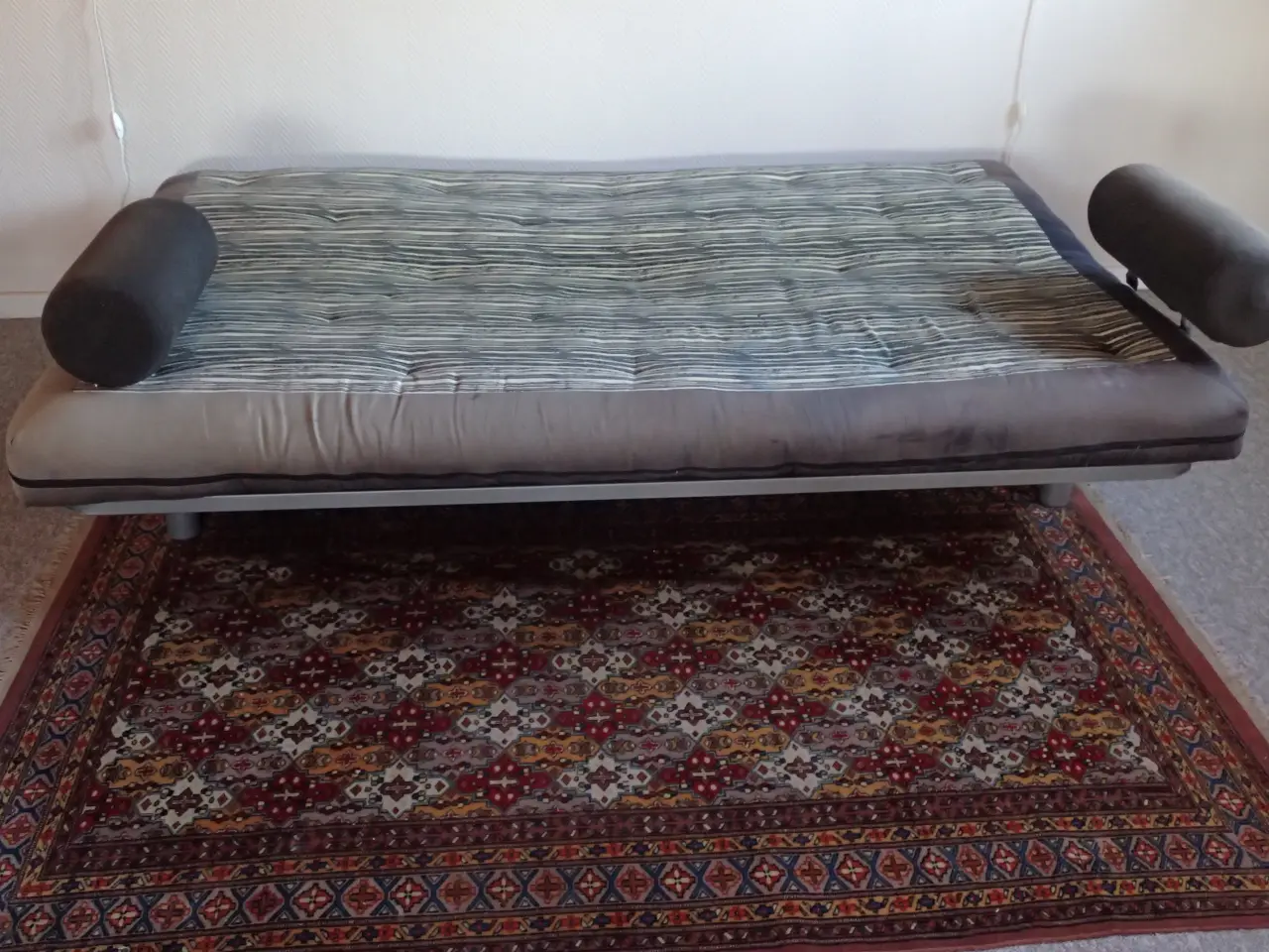 Billede 5 - Sovesofa FUTON med armlæn og magasin.