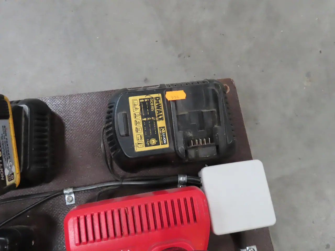 Billede 3 - 3 stk. Ladere samt 2 stk. Batterier DEWALT