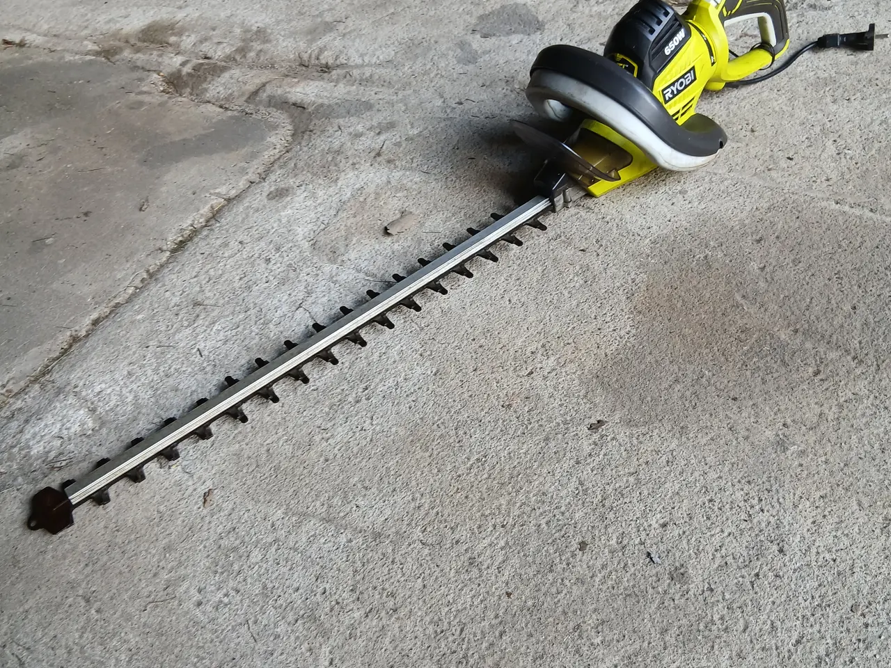 Billede 3 - Kraftig Ryobi 650W elektrisk hækkeklip