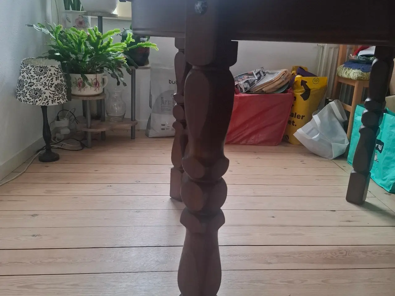 Billede 2 - Massivt bejset Spisebord