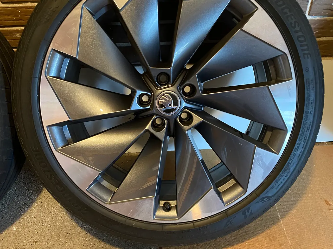 Billede 3 - 21" originale fælge til Skoda Enyaq med sommerdæk