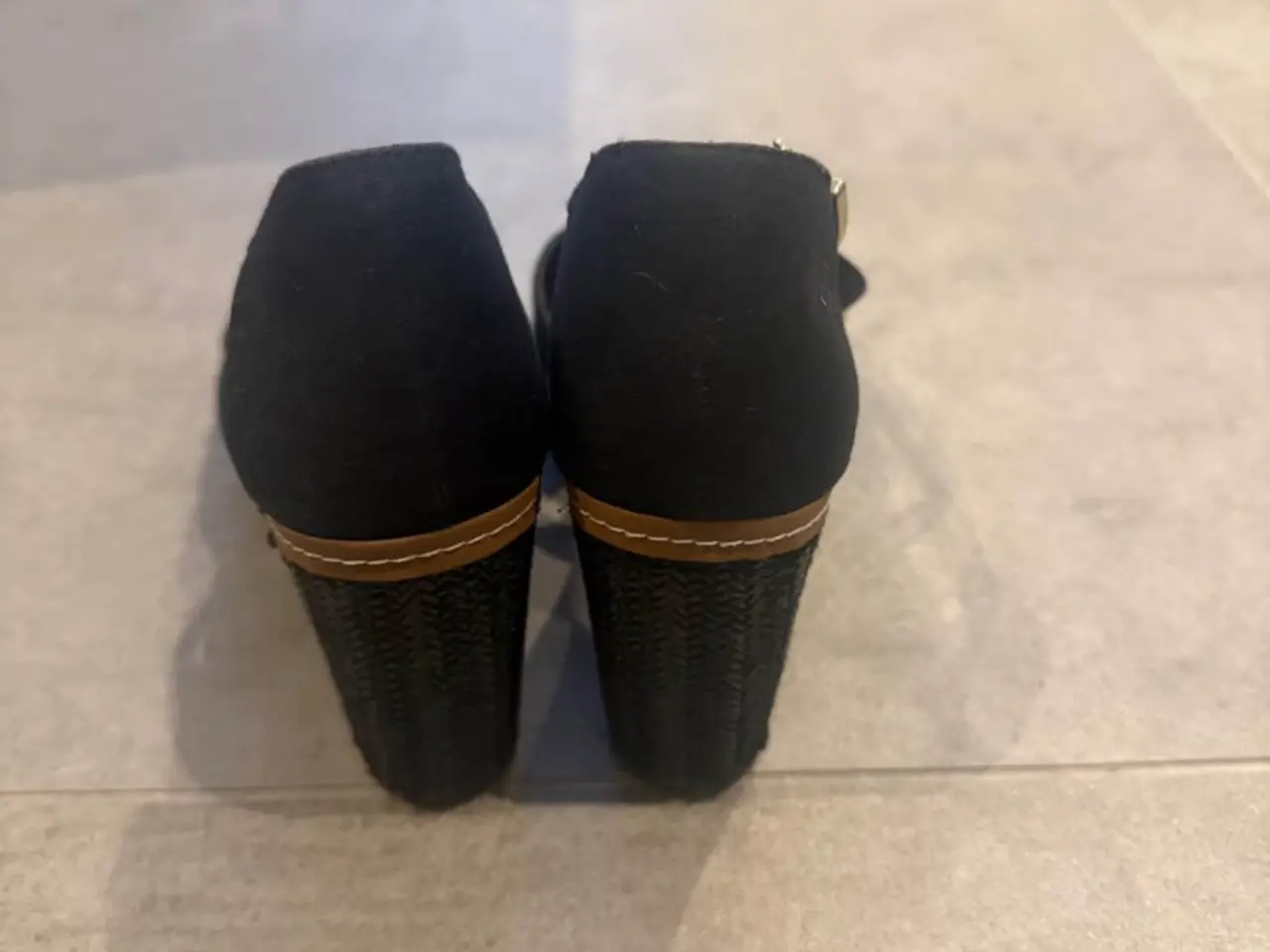 Billede 3 - Tommy Hilfiger kilehæls sandaler str 38 sort