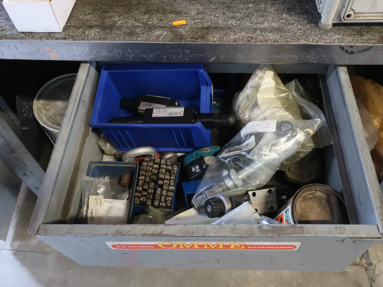 Billede 5 - Arbejdsbord med indhold