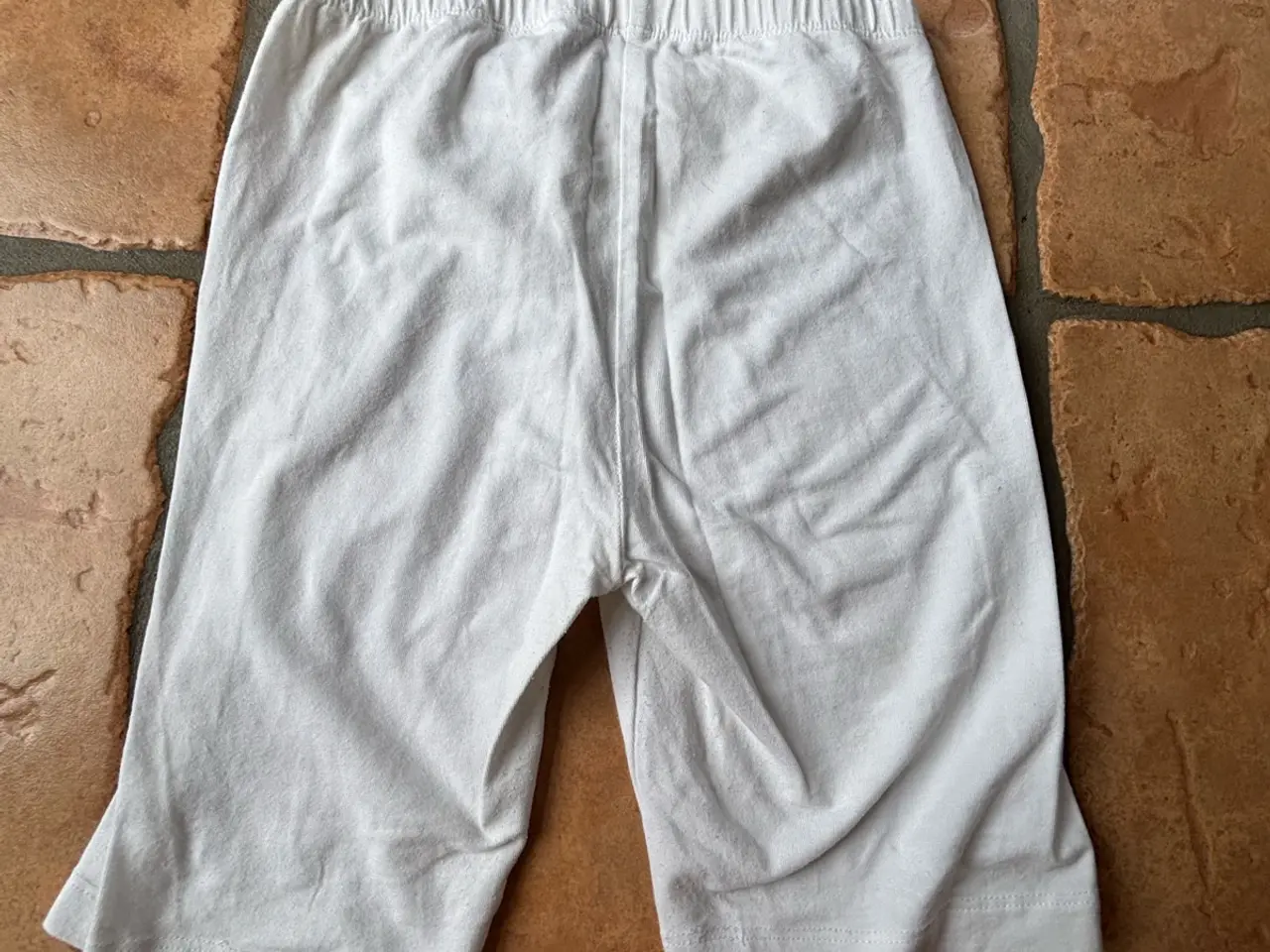 Billede 3 - Hvide shorts vrs 146/152