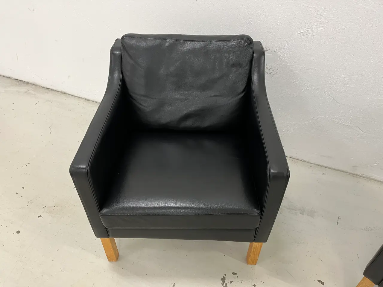 Billede 2 - Nielaus lounge stole i sort semi anilin læder.