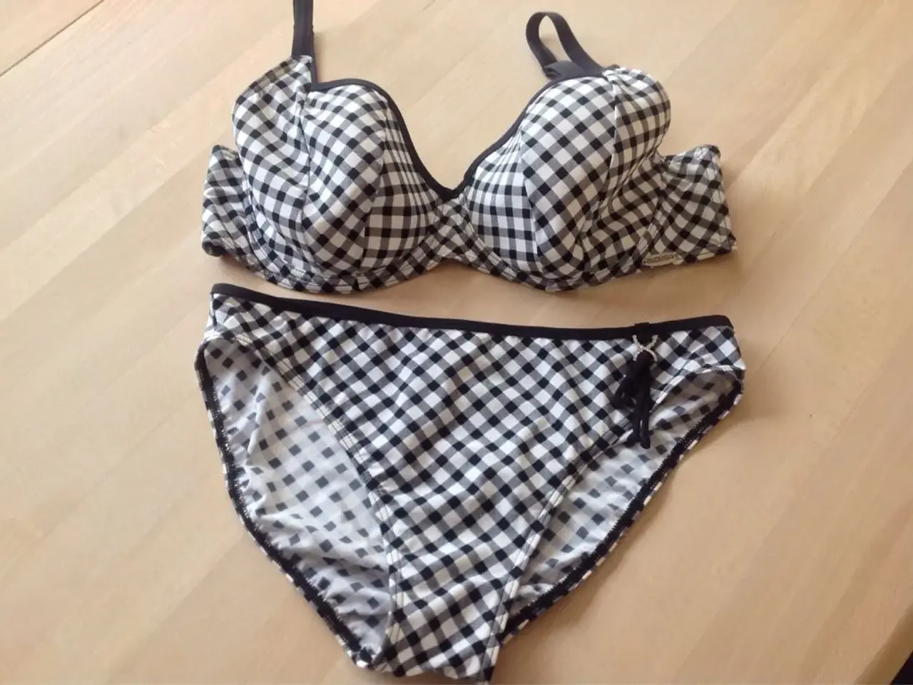Billede 1 - Flot bikini fra Sunflair.