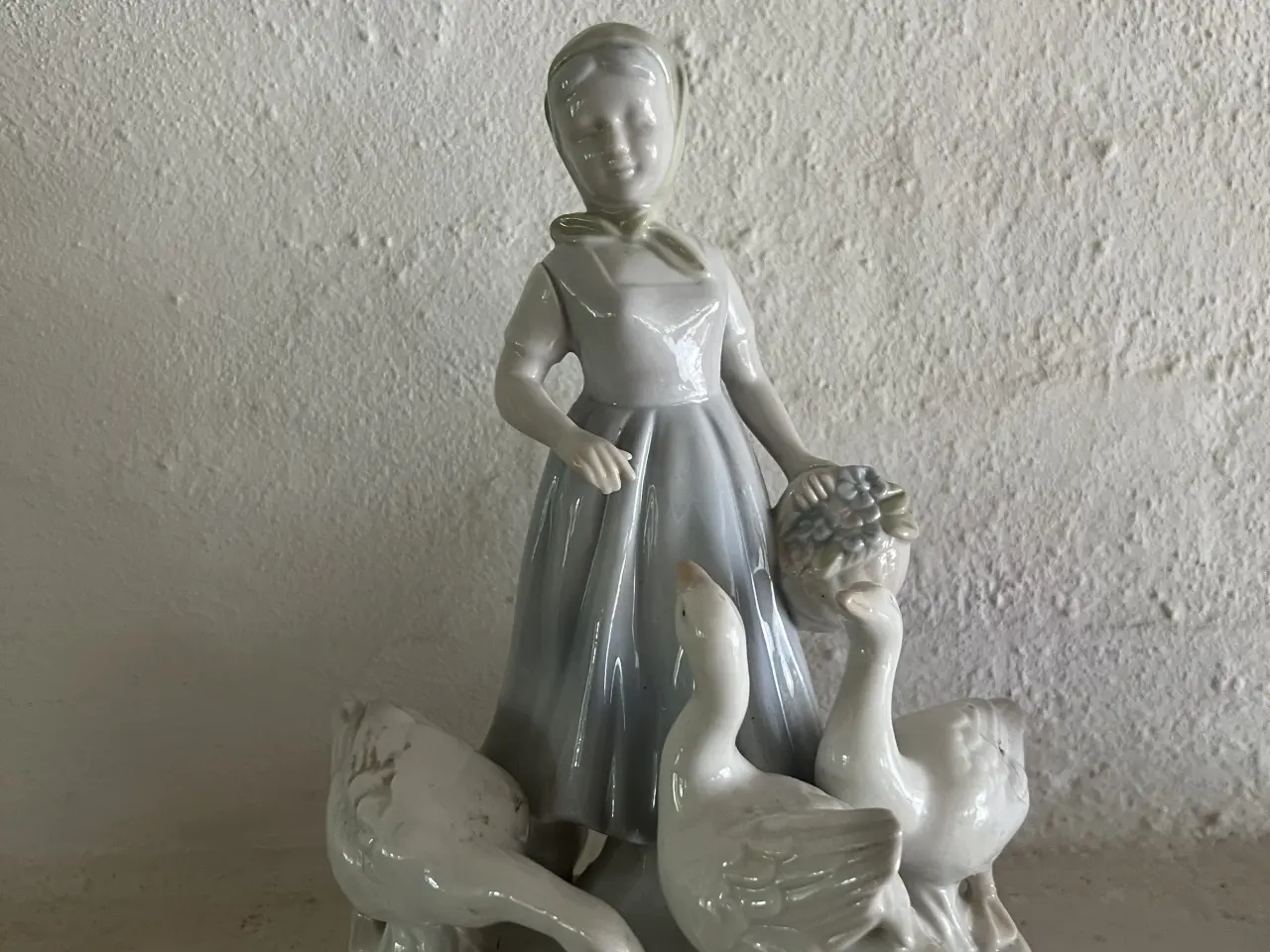 Billede 1 - Porcelænsfigur Pigen og gæssene