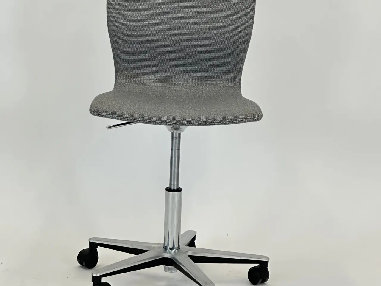 Billede 3 - Magnus Olesen Butterfly Swivel Stol – Grå med Krom Stel