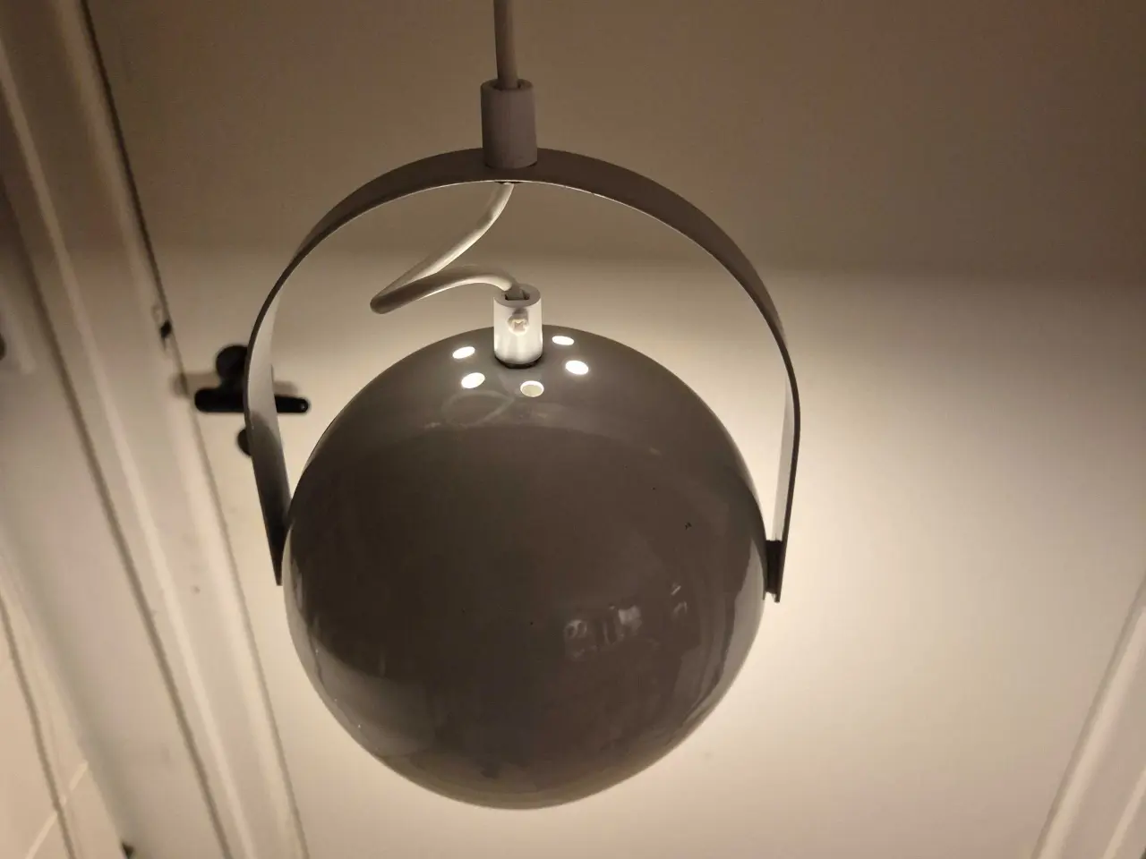 Billede 10 - Hvid kuglelampe med smart vippefunktion
