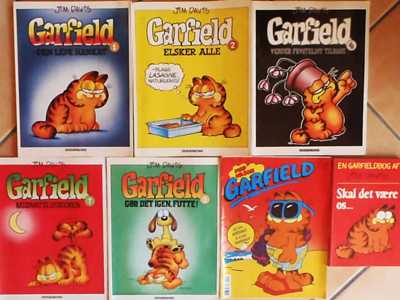 Billede 1 - Her sælges 7 hæfter/bøger med Garfield