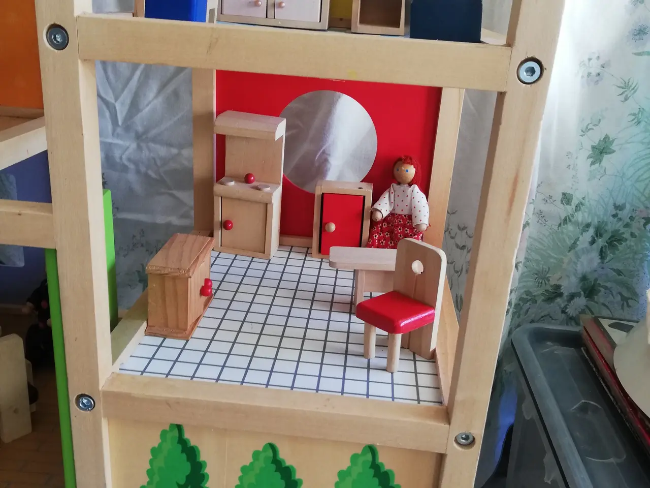 Billede 7 - Dukkehus Hape, møbler og dukker