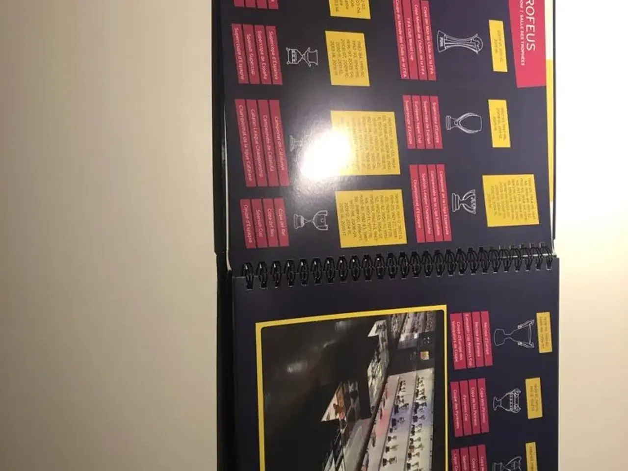 Billede 4 - FC Barcelona bog og stykke af målnet