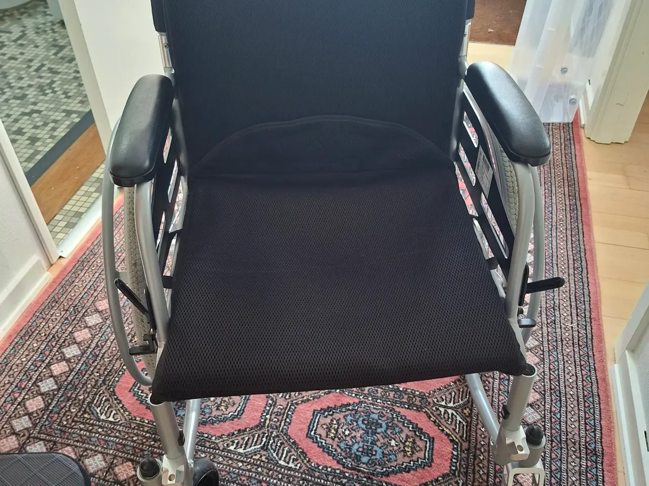 Billede 1 - Ultralet kørestol 9.6 kg og ergonomisk siddepude.