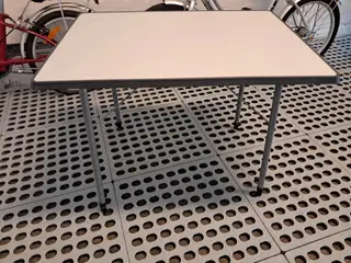 Hvidt bord 79x60 og ben kan hæves fra 58 - 76 cm