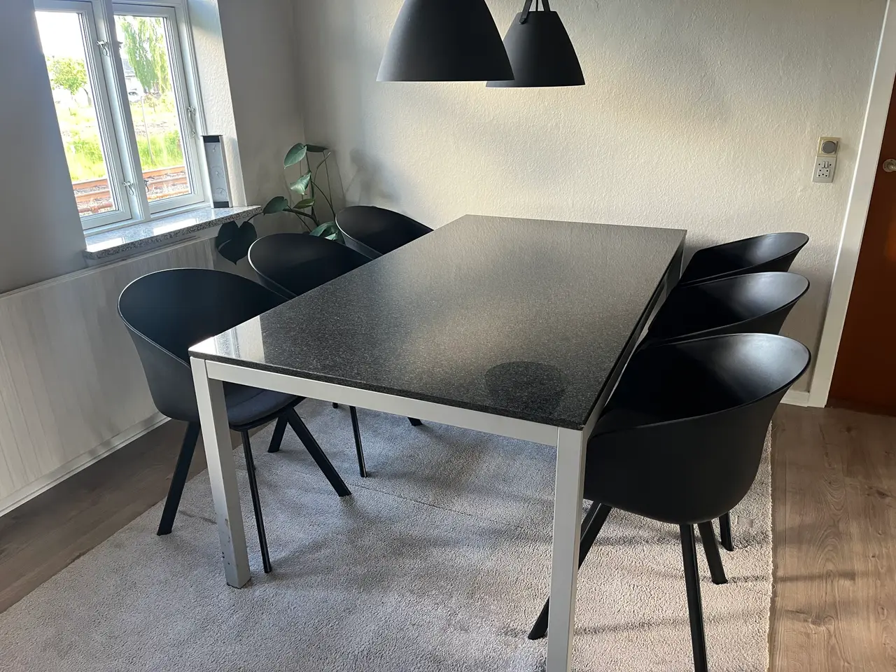 Billede 3 - Mørk Granit Spisebord med 6 Stole