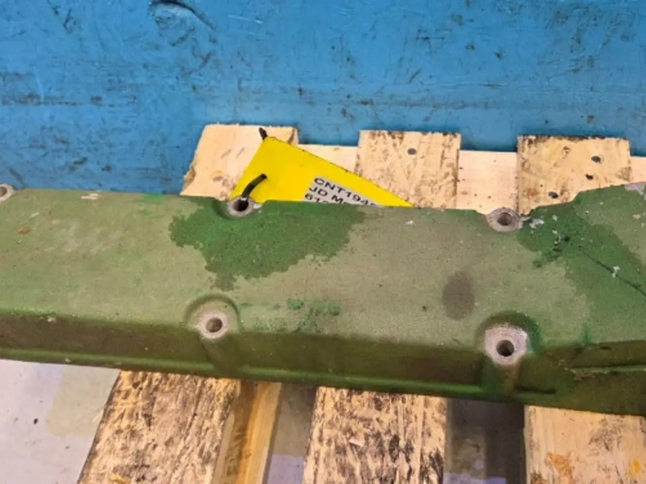 Billede 6 - John Deere 6125HZ001 Indsugningsmanifolddæksel R516998