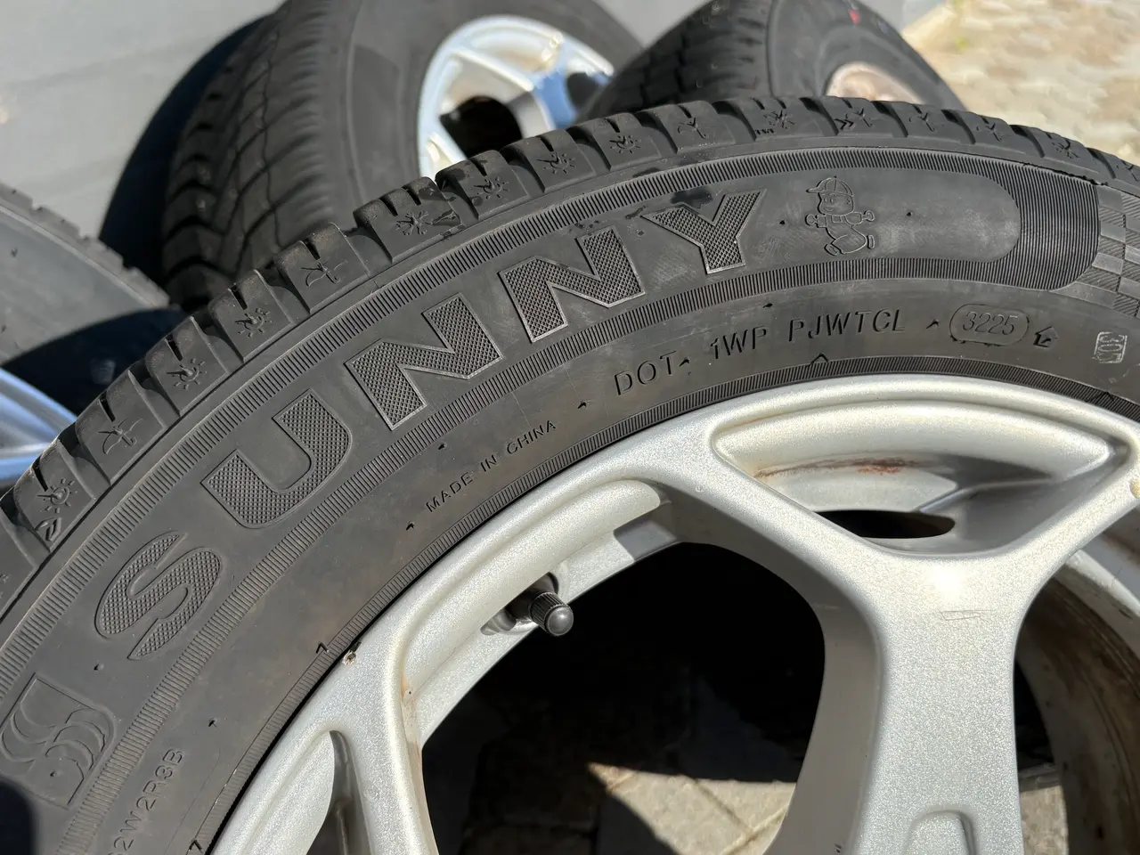 Billede 13 - 16" Org. Ford Alu m/næsten nye Sunny Helårsdæk