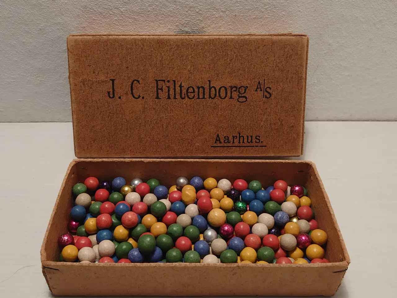 Billede 1 - Større mængde gamle lerkugler i æske.