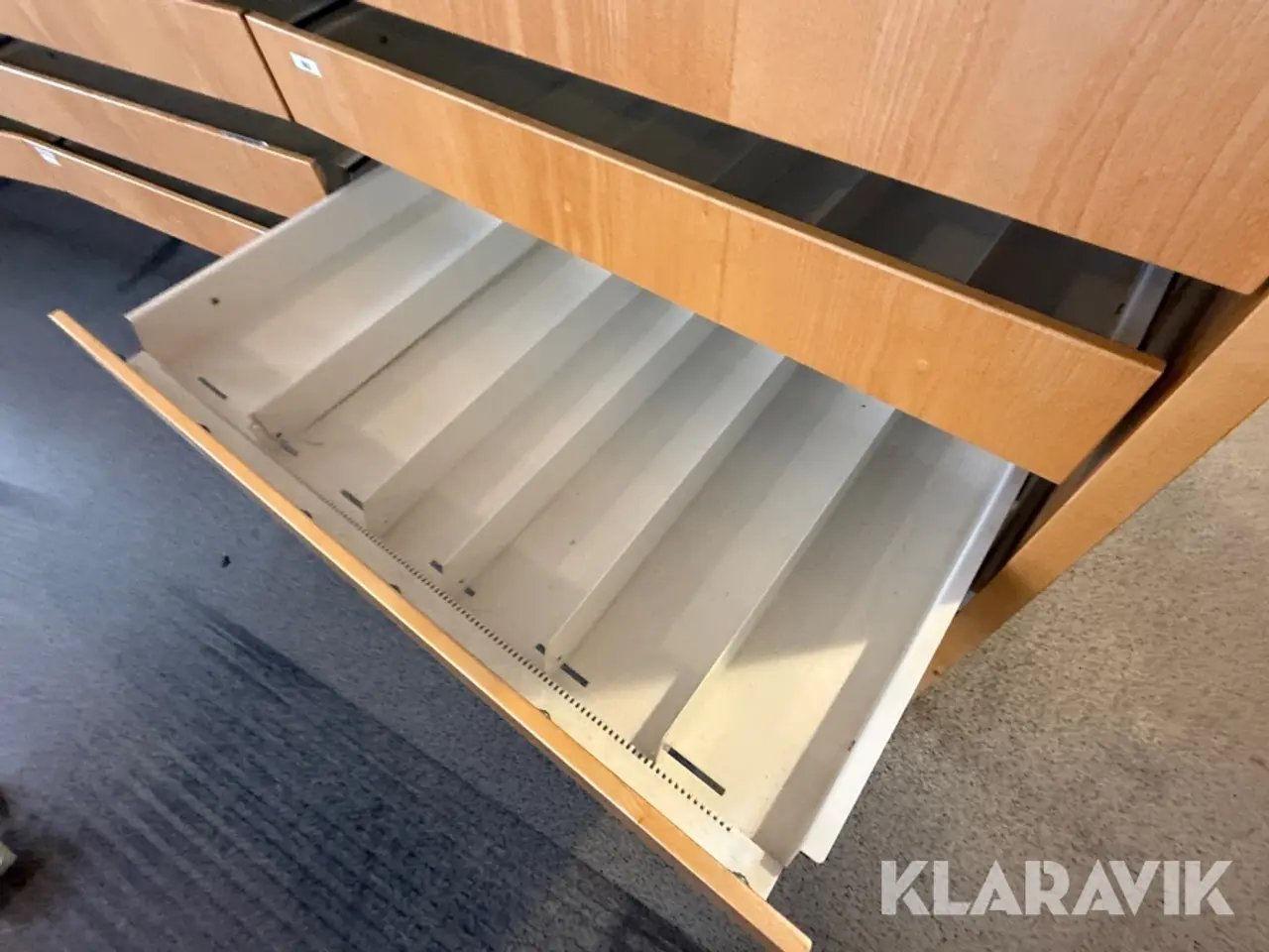 Billede 12 - Komplet apoteksinventar med skuffesystemer, reoler og arbejdsborde