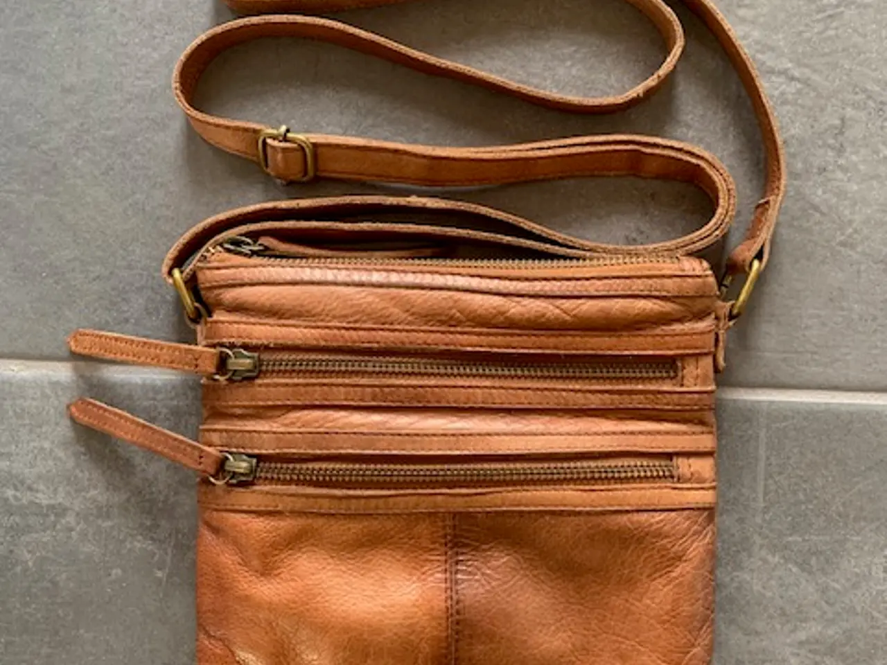 Billede 1 - Crossover RE: DESIGNED i blødt skind med mange rum
