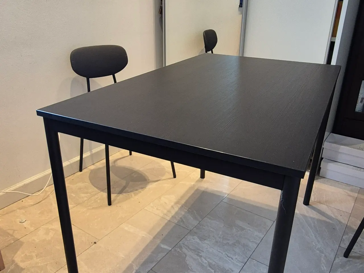 Billede 1 - Moderne spisebord med 2 stole – sort minimalistisk