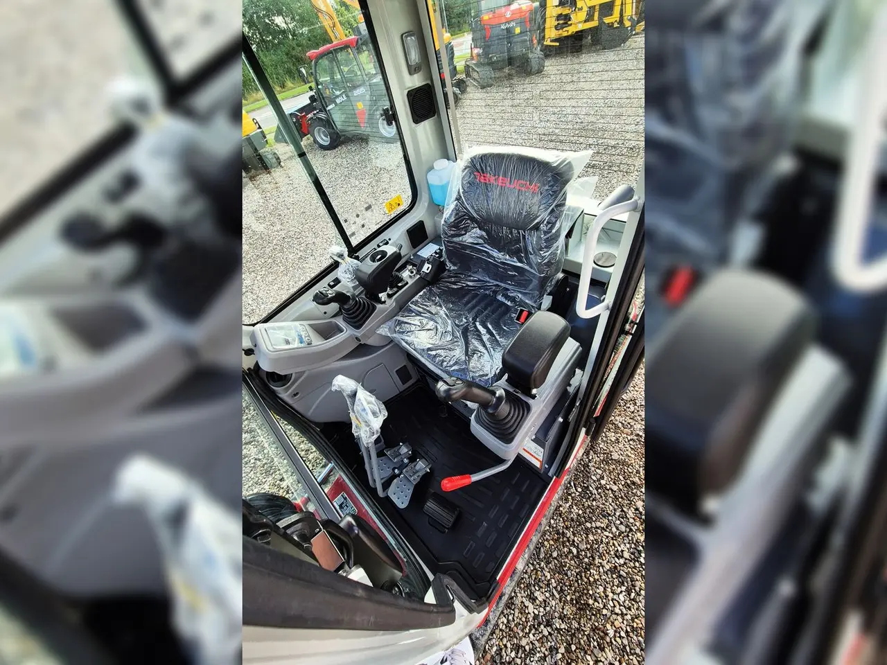 Billede 14 - Takeuchi TB225 / Fabriksny - 2025 / Engcon rotortilt og skovlpakke