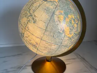 Gammel Globus på messingstel.