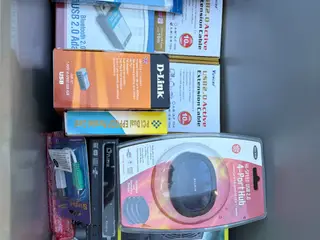 En stor kasse med USB kablet, hub, forlænger USB.