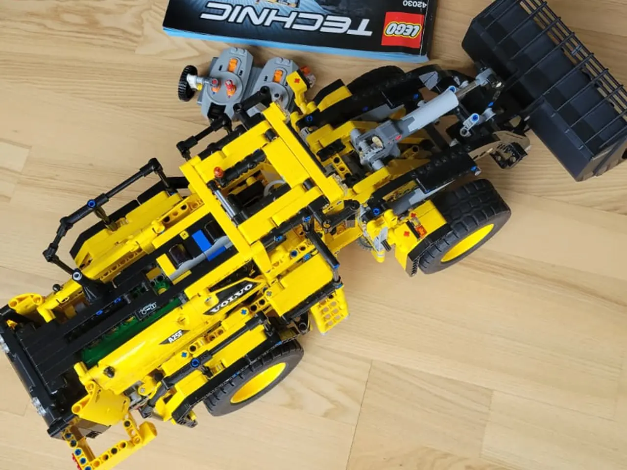 Billede 2 - Lego Technic Fjernstyret VOLVO L350F gummiged 4203