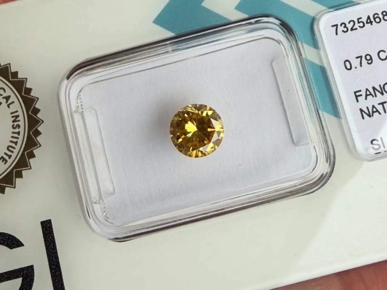 Billede 4 - Diamant 0,79ct - Fancy intense orangy yellow - SI2