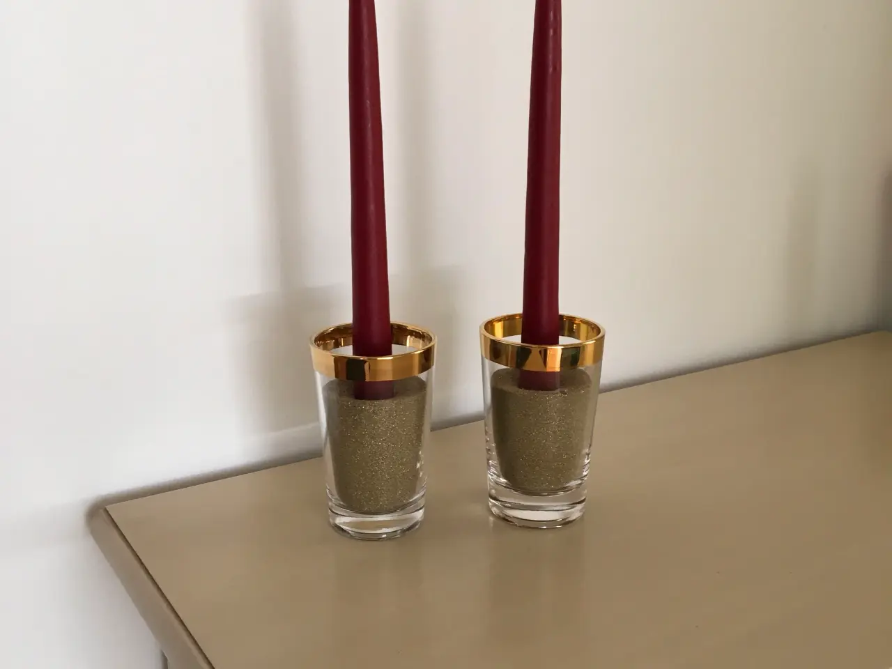 Billede 4 - 2 glas lysestager med gyldent kant og sand i gylde