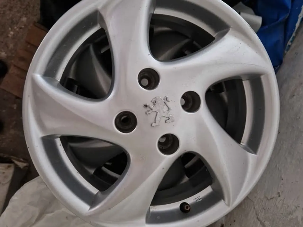 Billede 1 - Peugeot alufælge 15"
