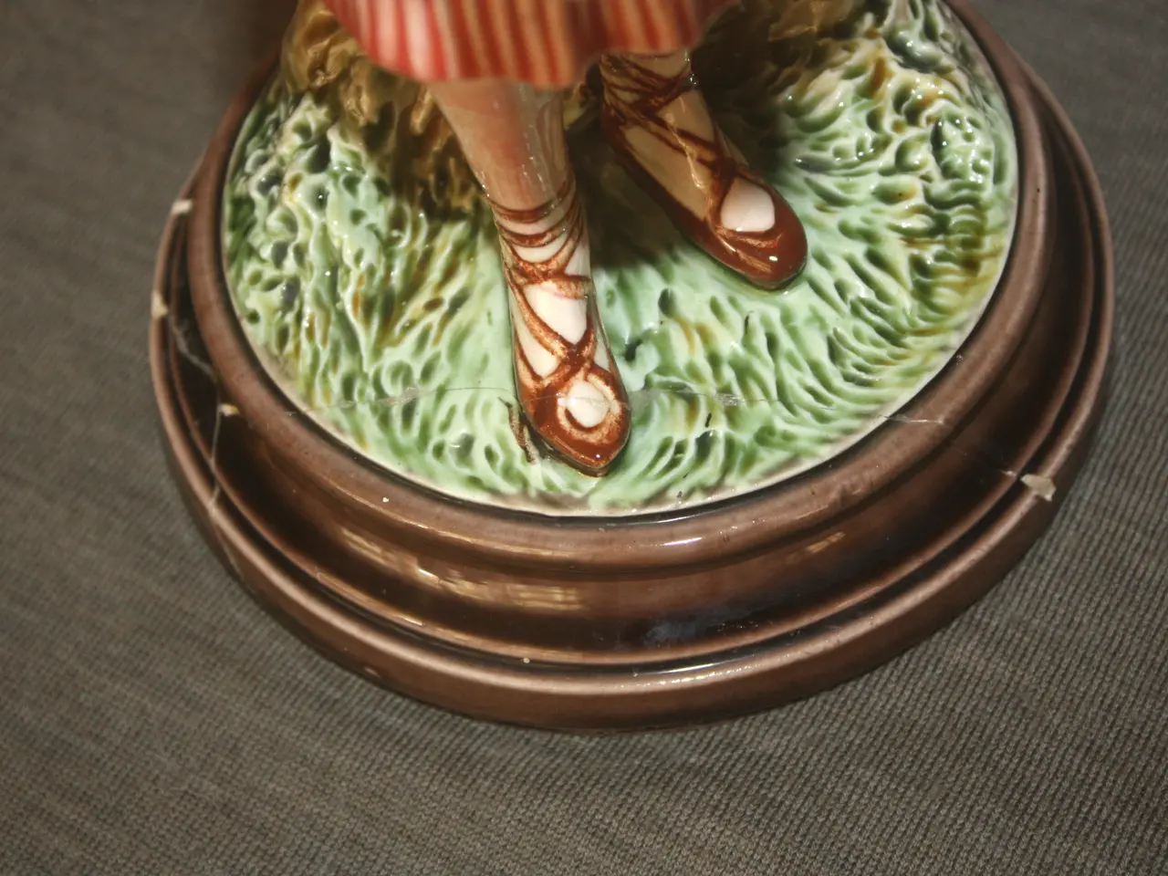 Billede 8 - Antik Figur 32,5 cm med en vase på bagsiden