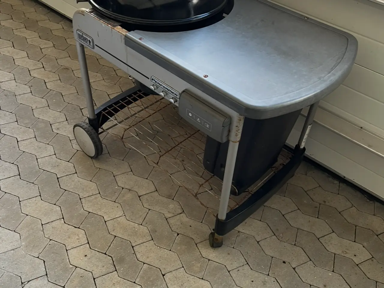 Billede 1 - Weber Kul grill på bord med hjul. 
