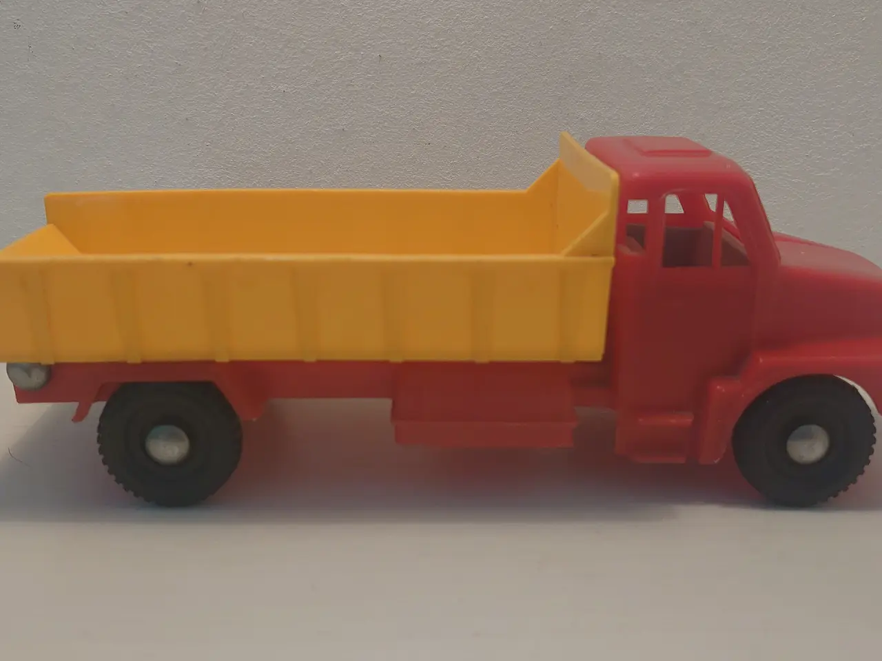 Billede 2 - Lastbil med vippelad fra danske HP plast. L 24cm.