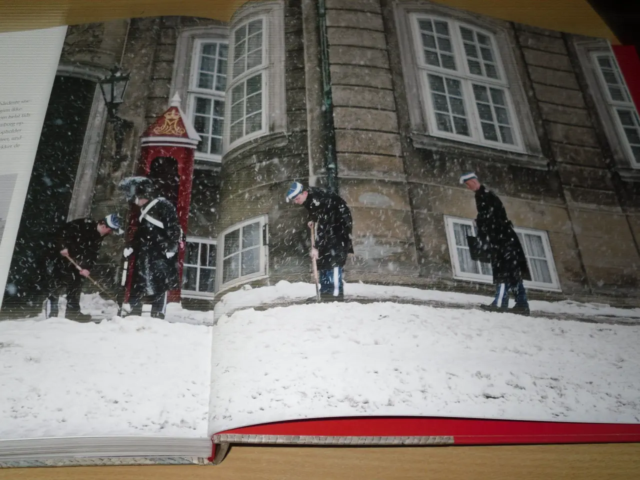 Billede 6 - AMALIENBORG. Gyldendal.