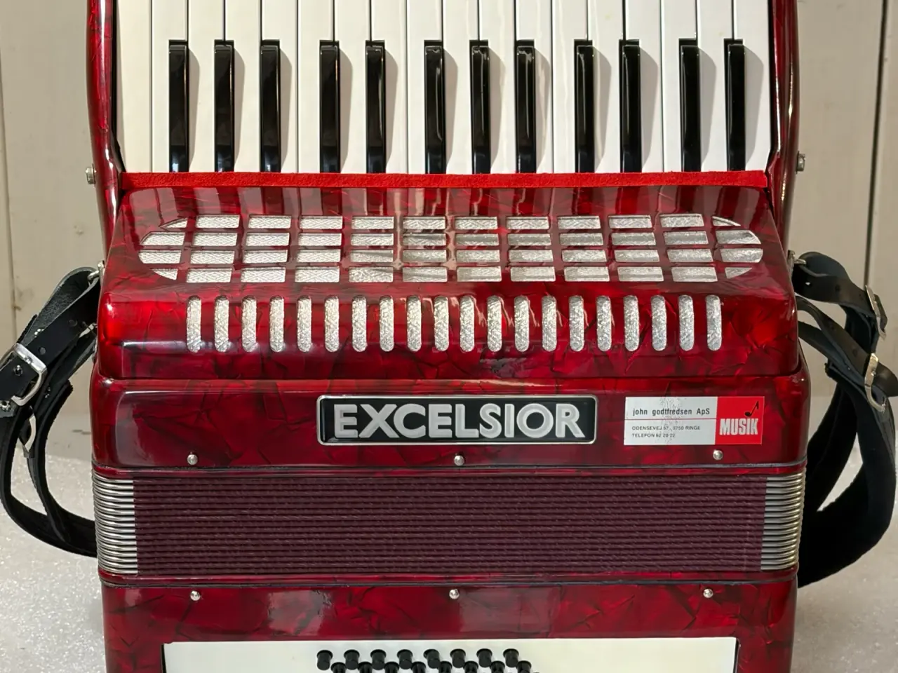 Billede 12 - Rød Excelsior – velholdt og velspillende harmonika