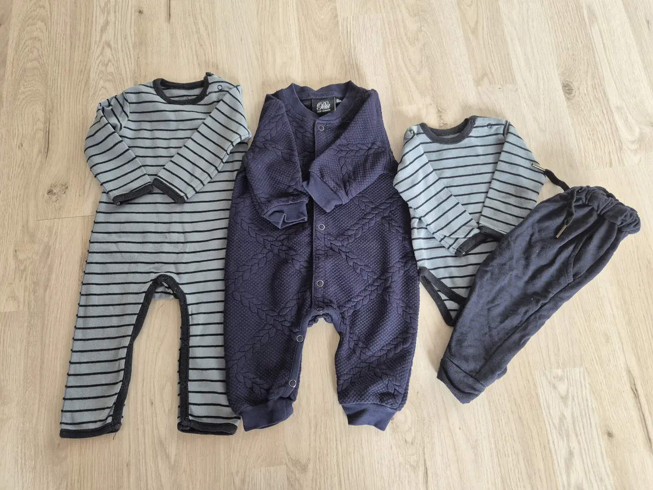 Billede 1 - Sofie Schnoor 2 Heldragter + Body 1 Mnd, Bukser 3
