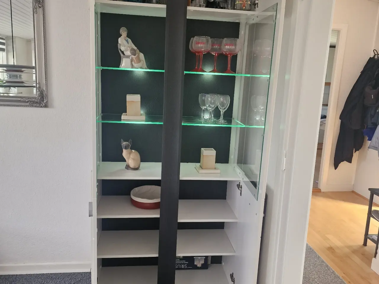 Billede 3 - Flot vitrine i hvid højglans.