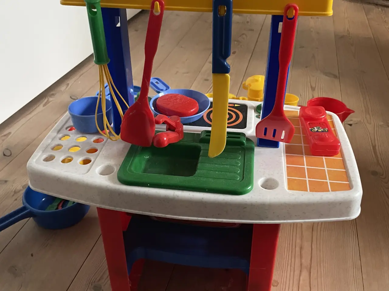 Billede 2 - Køkkenarrangement i plast til alder +3 år.